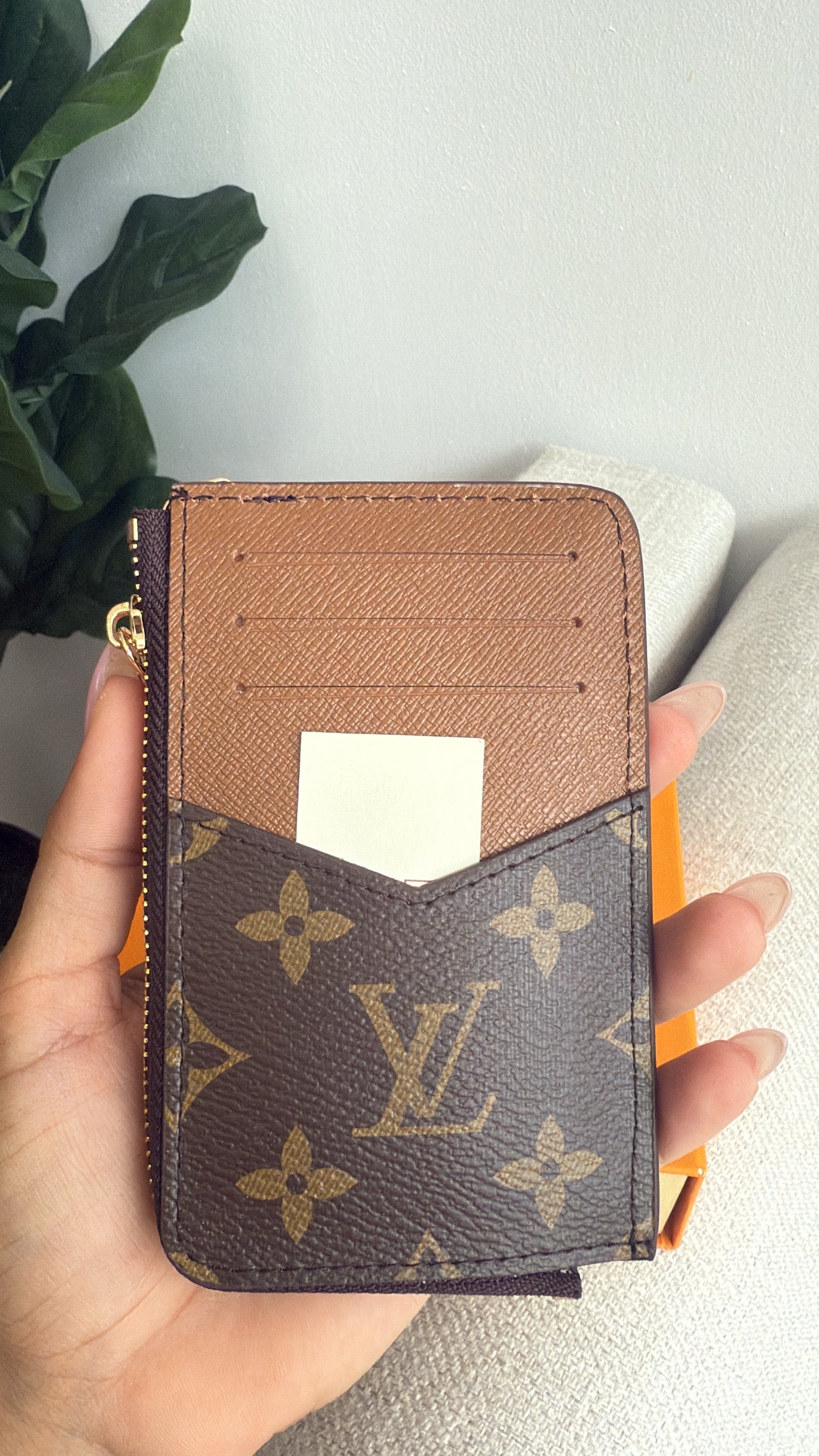 LV Card Holder (pre-order) costó $60