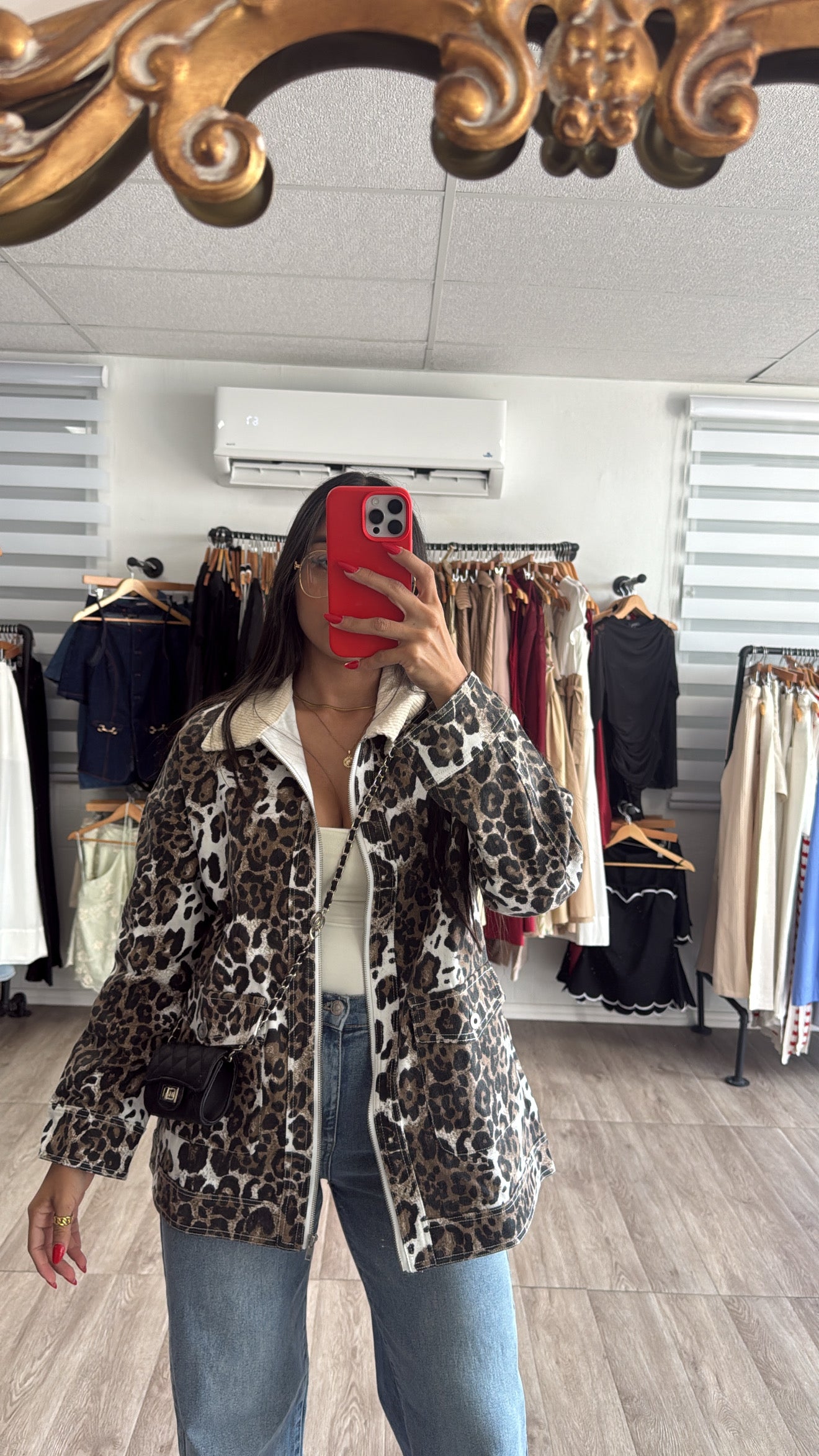 Leopard Denim Jacket costó $45