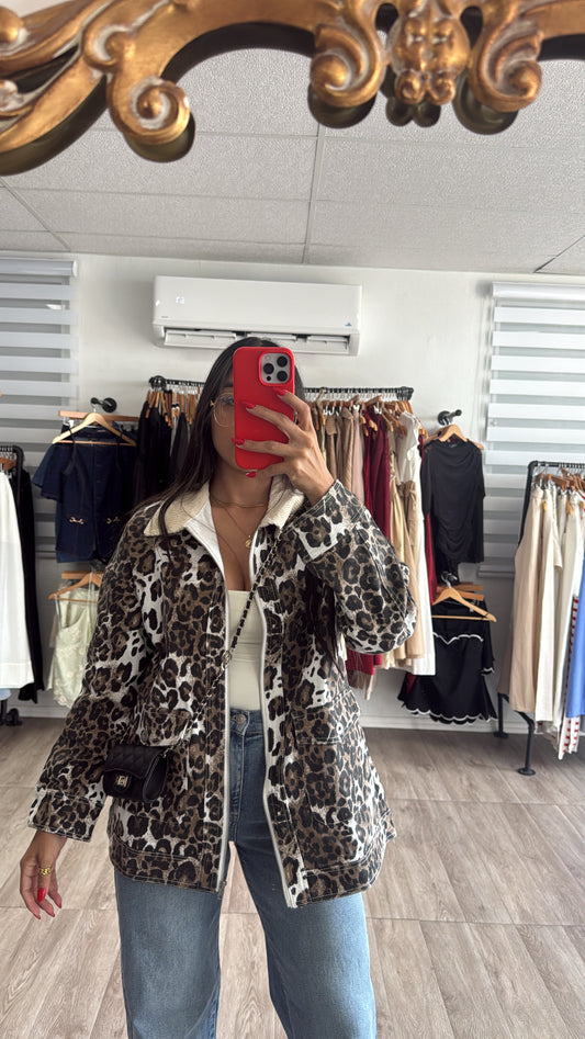 Leopard Denim Jacket costó $45