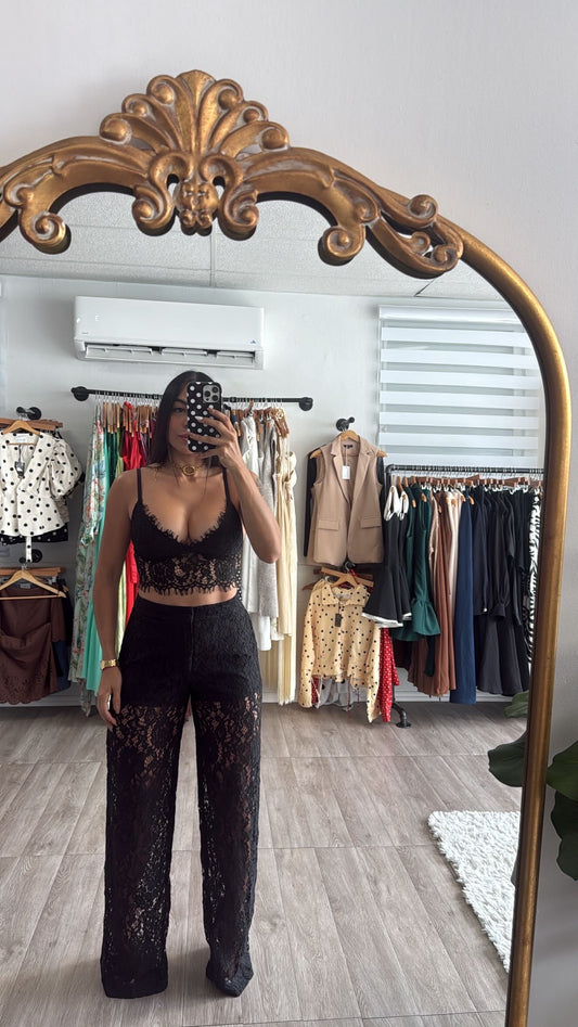 Lace set in black