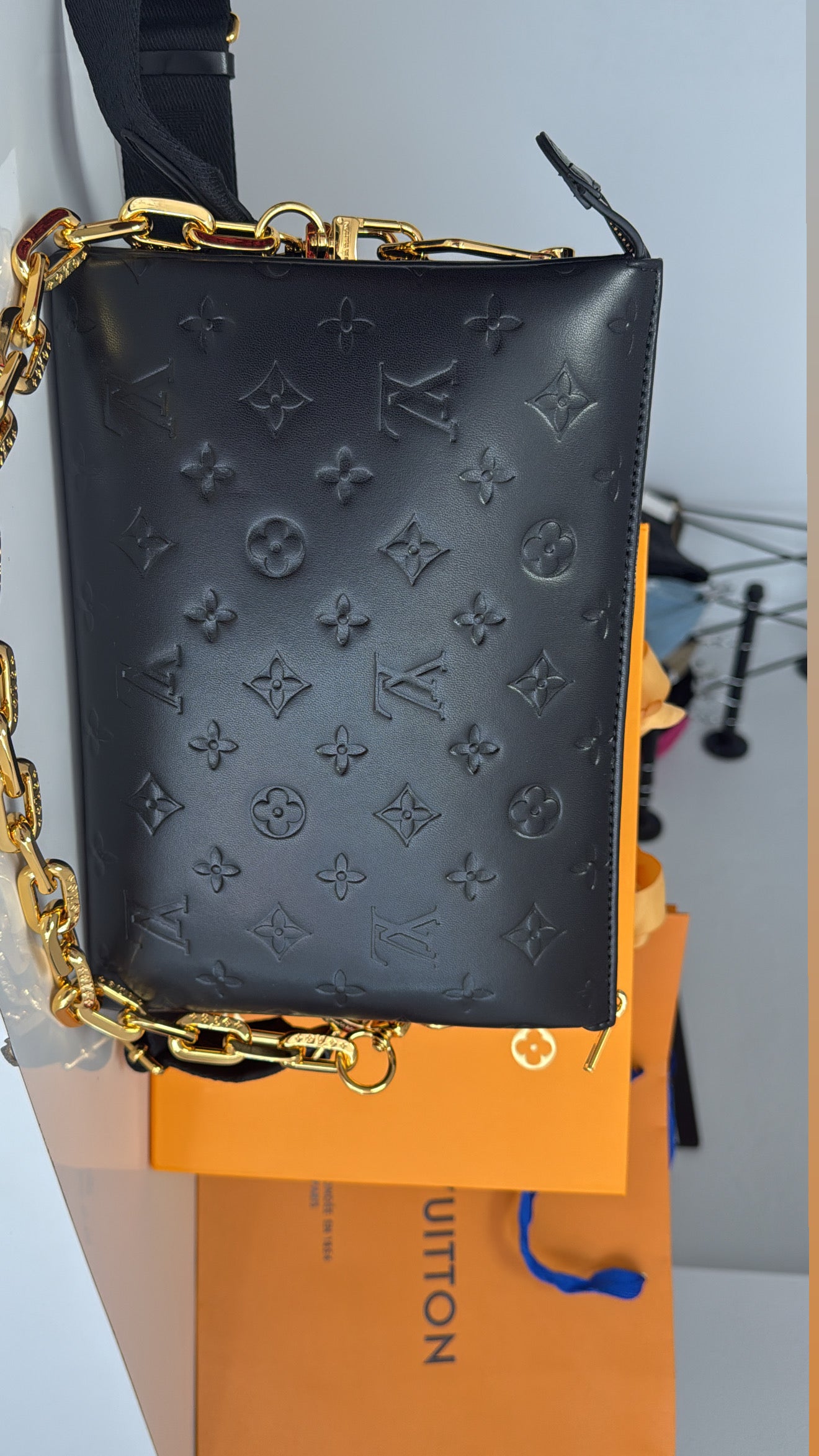 Monogram Bag (pre-order) costó $250