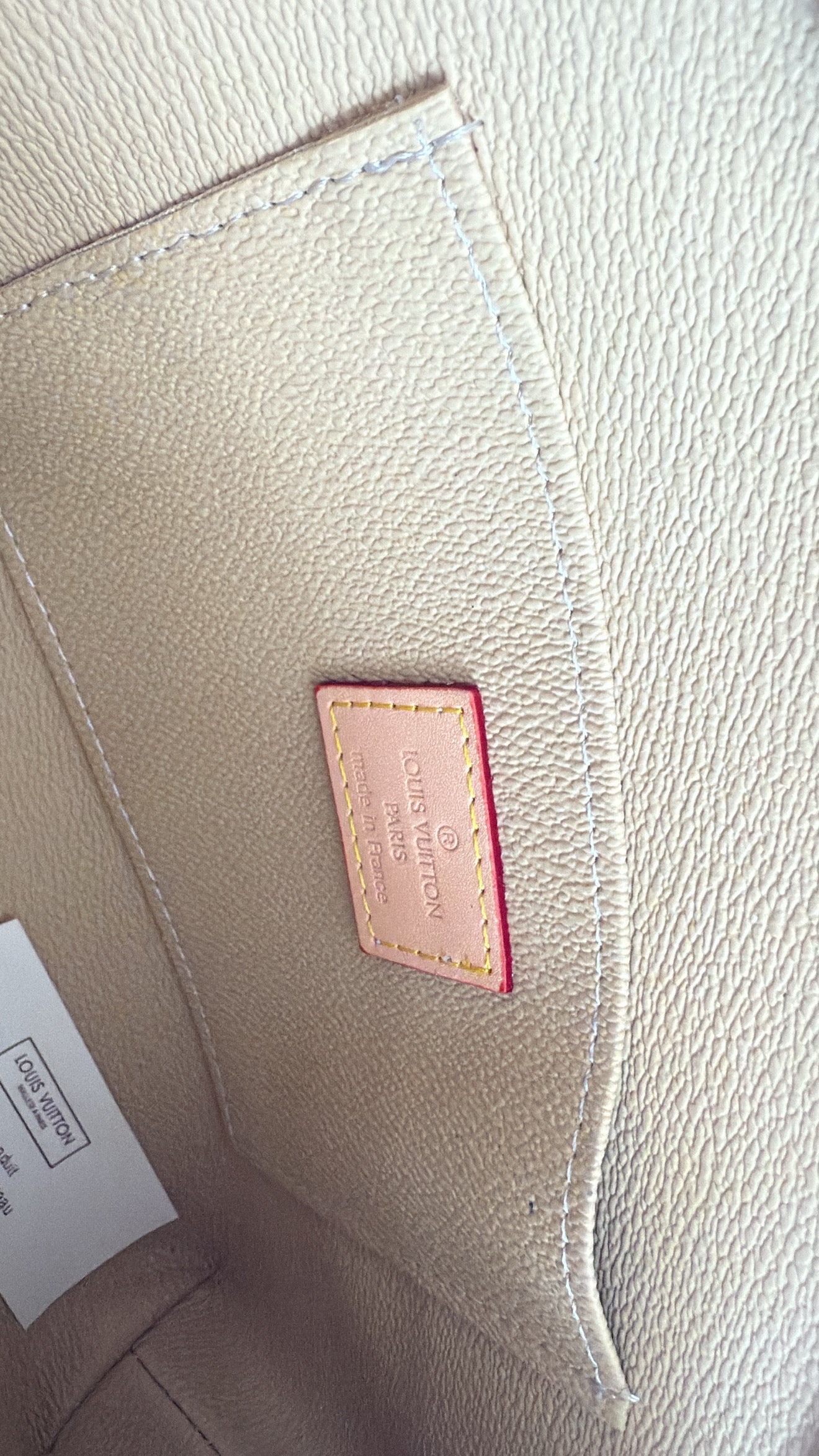 LV cosmetic Bag (pre-order)costó $120