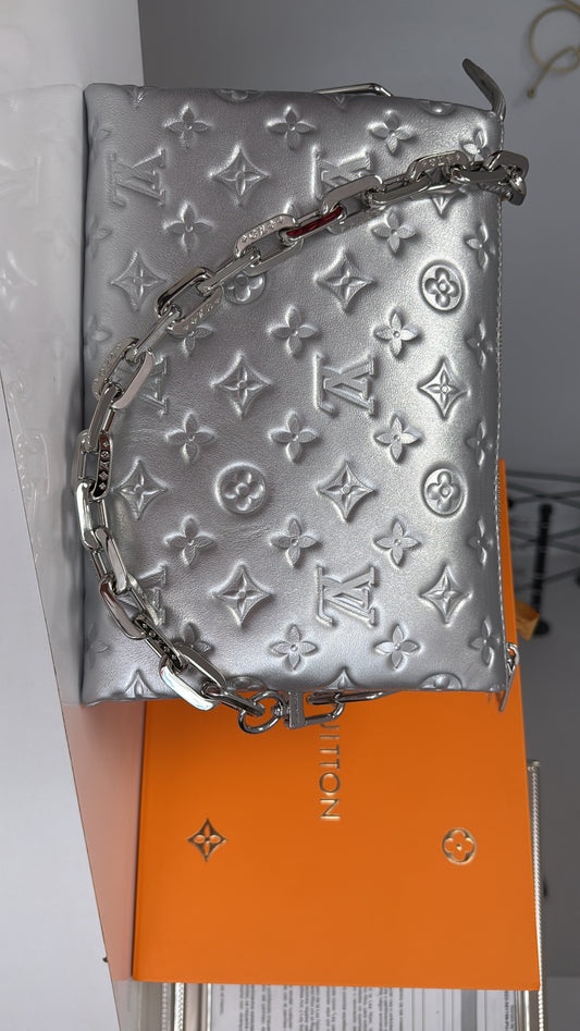 Monogram Bag (pre-order) costó $250