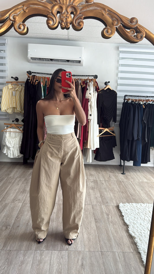 Taupe Barrel pants ( costó $58)