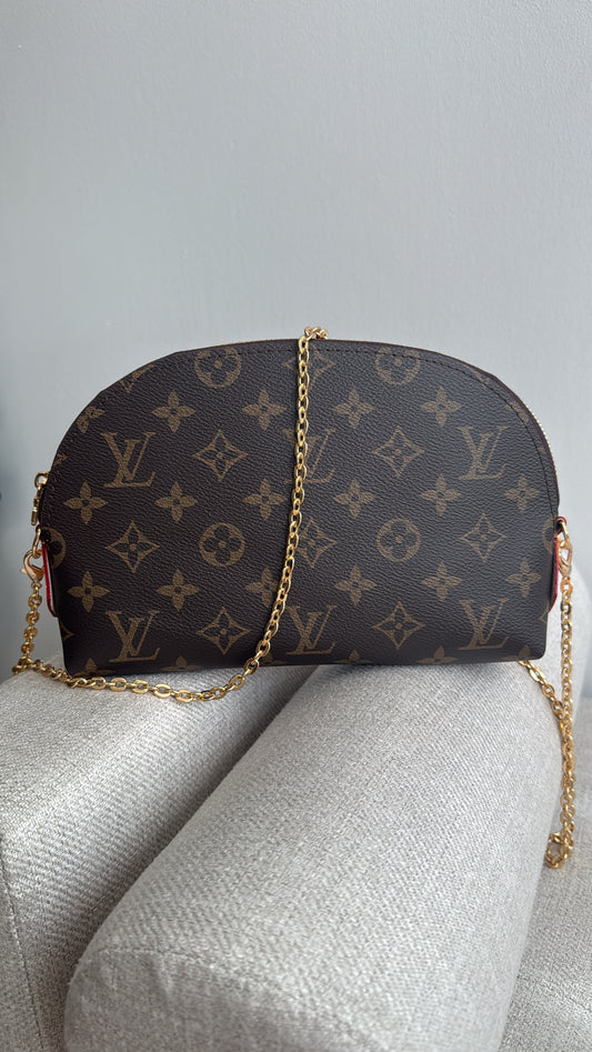 LV cosmetic Bag (pre-order)costó $120