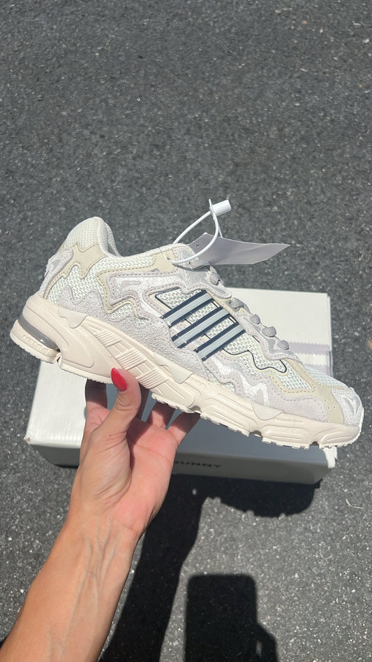 BB white Sneakers (pre-order) costó $130