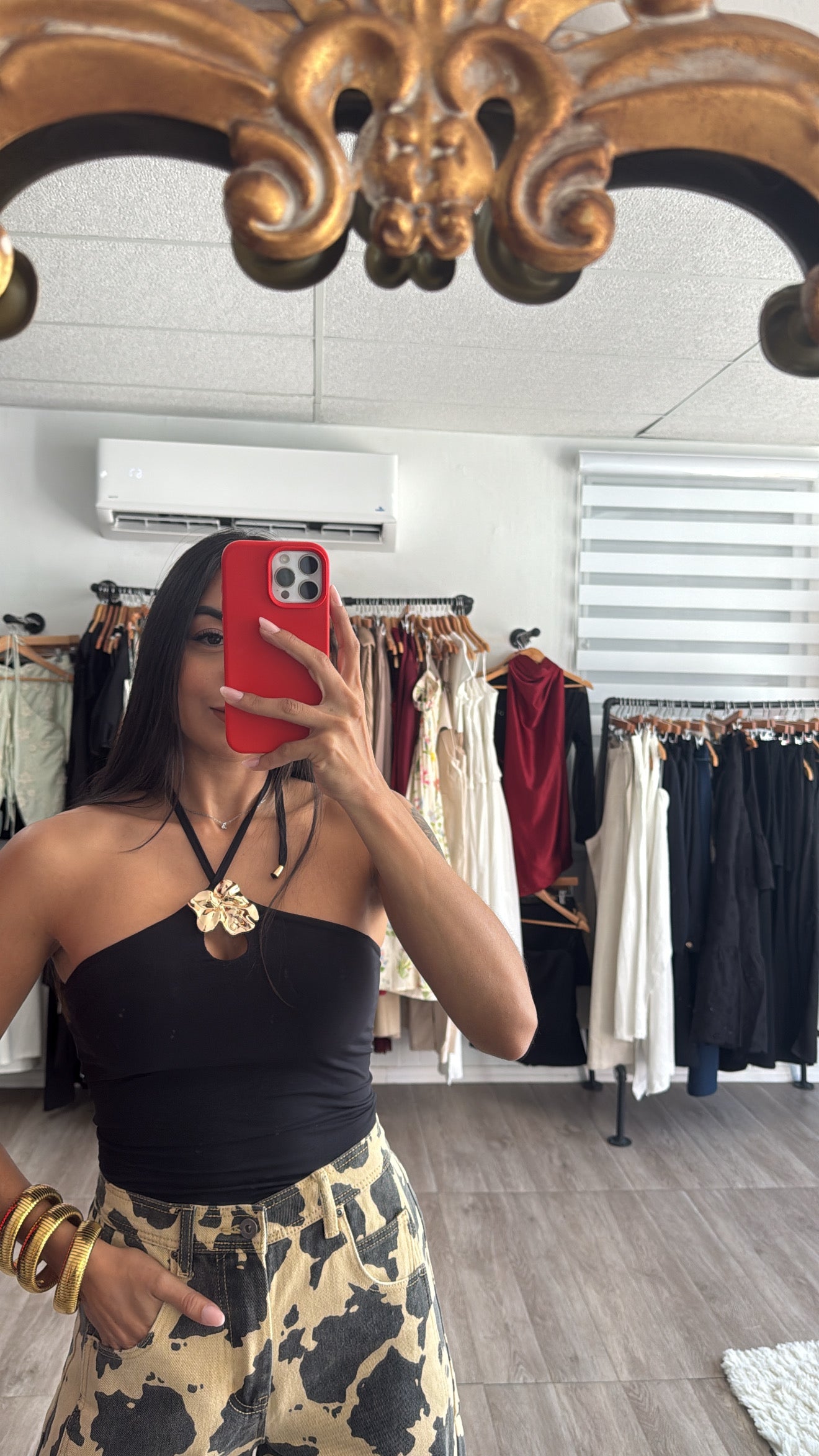 Flower body in color black