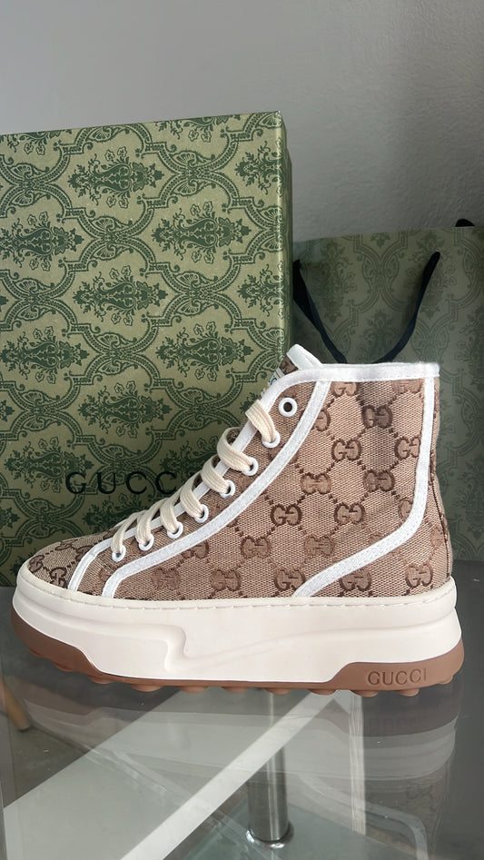 GG Sneakers (pre-order) costó $170