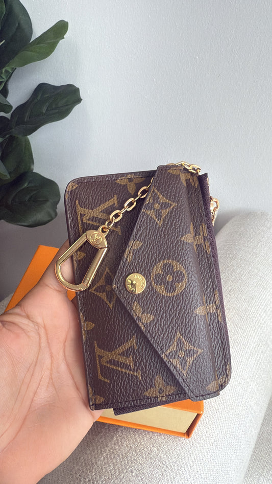 LV Card Holder (pre-order)  costó $60
